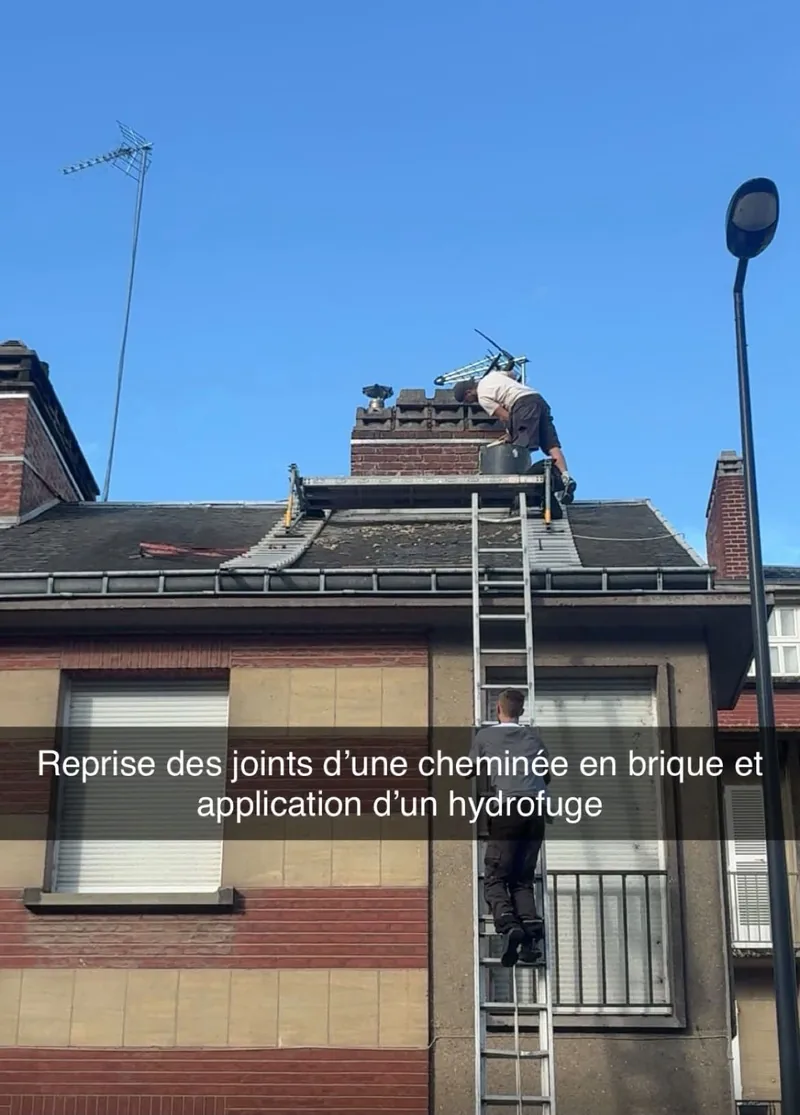 Couvreur sur une échelle contre une maison en brique, cheminée en cours de reprise